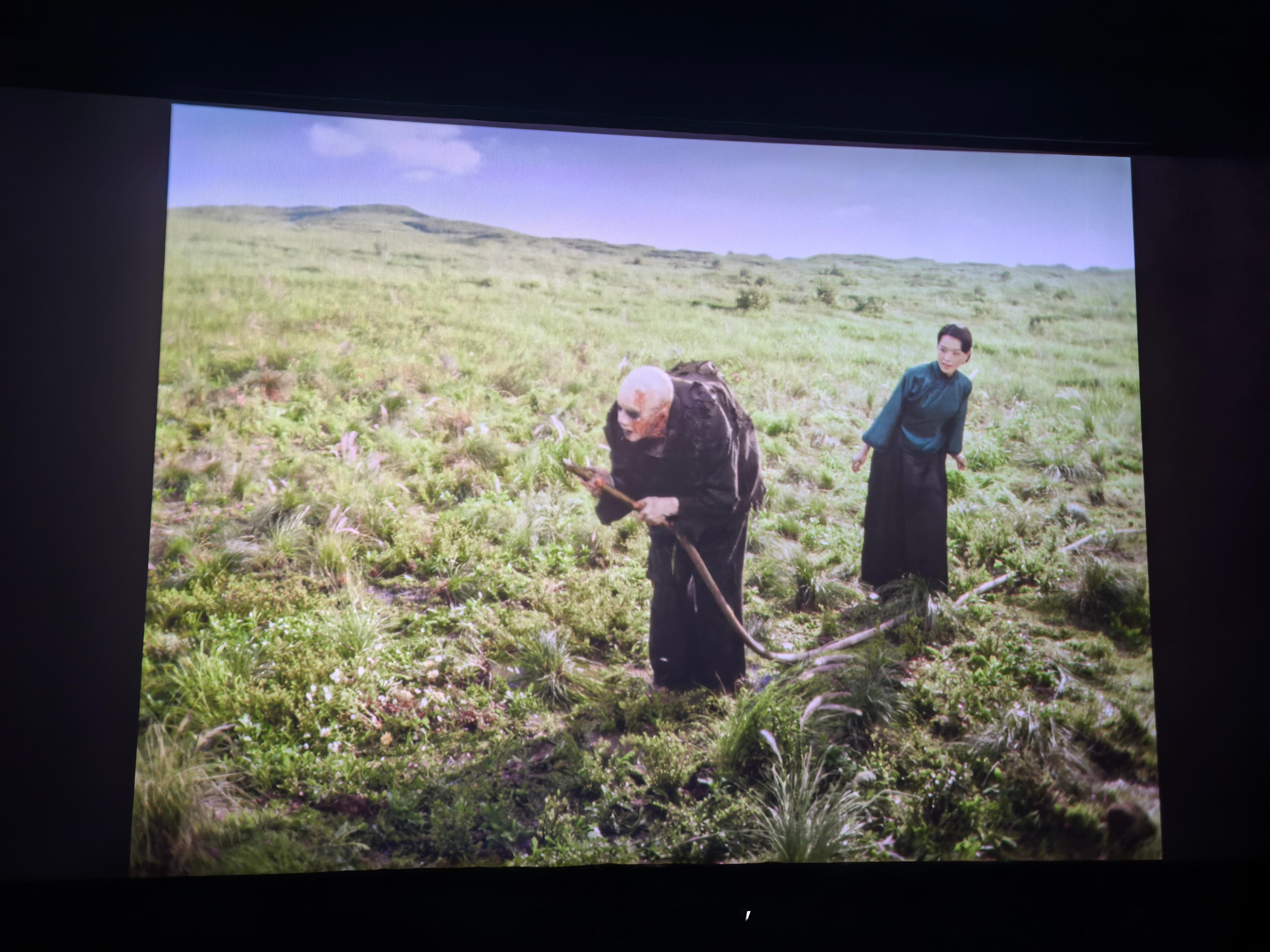 今年唯一一部我看到一半就撤了回家的电影，可能内容太深奥我是看不太明白要表述什么，