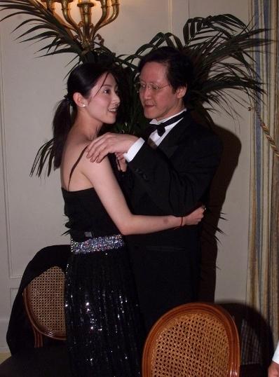 1998年的香港尖沙咀，一间粤菜餐厅的包厢内，48岁的永盛电影掌舵人向华胜，与2