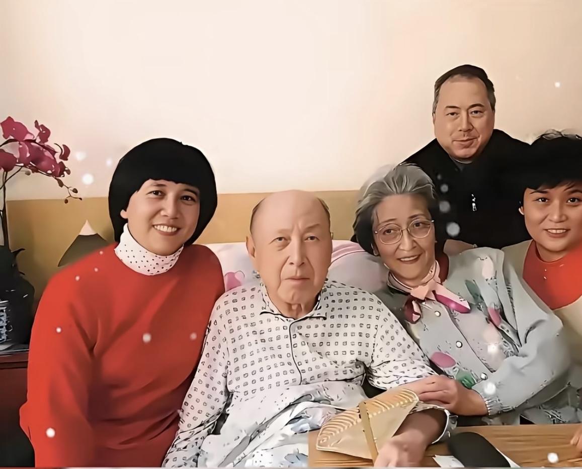 这是拍摄于2000年的一张全家福，钱学森过生日，老伴蒋英依偎在侧，女儿儿子儿媳都