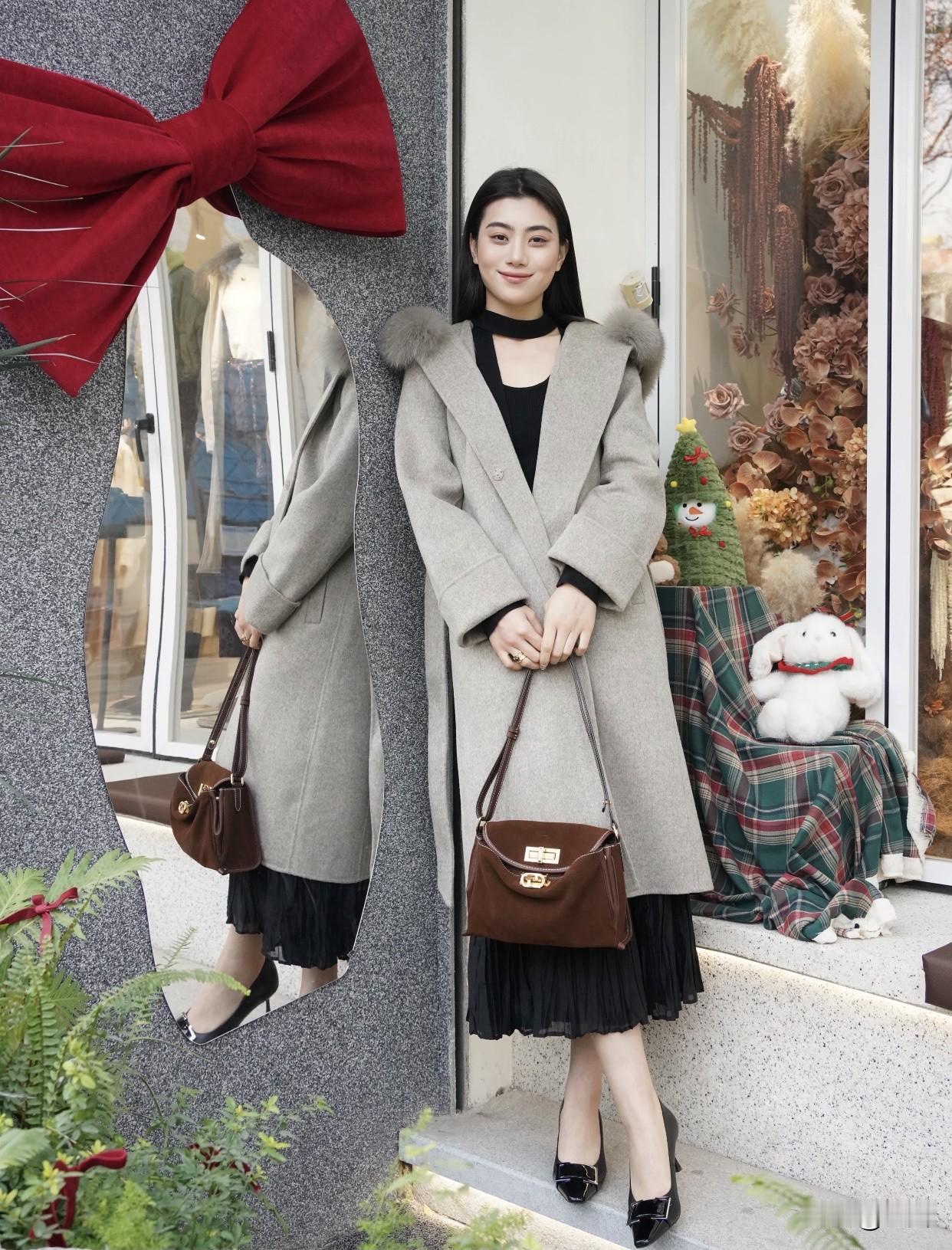 分享美女穿搭服饰冬日穿搭指南：灰色大衣+黑色长裙，优雅又时尚！