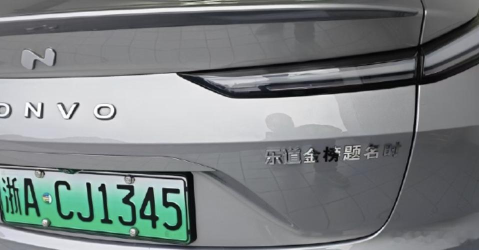 蔚来蔚来985 今天高考首日，全国多地考场外出现了一支特殊的送考车队，蔚来称为大