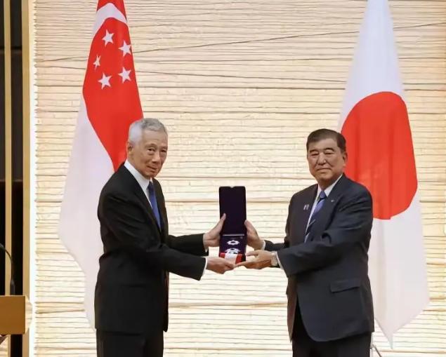 李显龙可真是“光宗耀祖”了，跑到日本毕双手弯腰恭毕敬接受旭日章，新加坡当年被日军