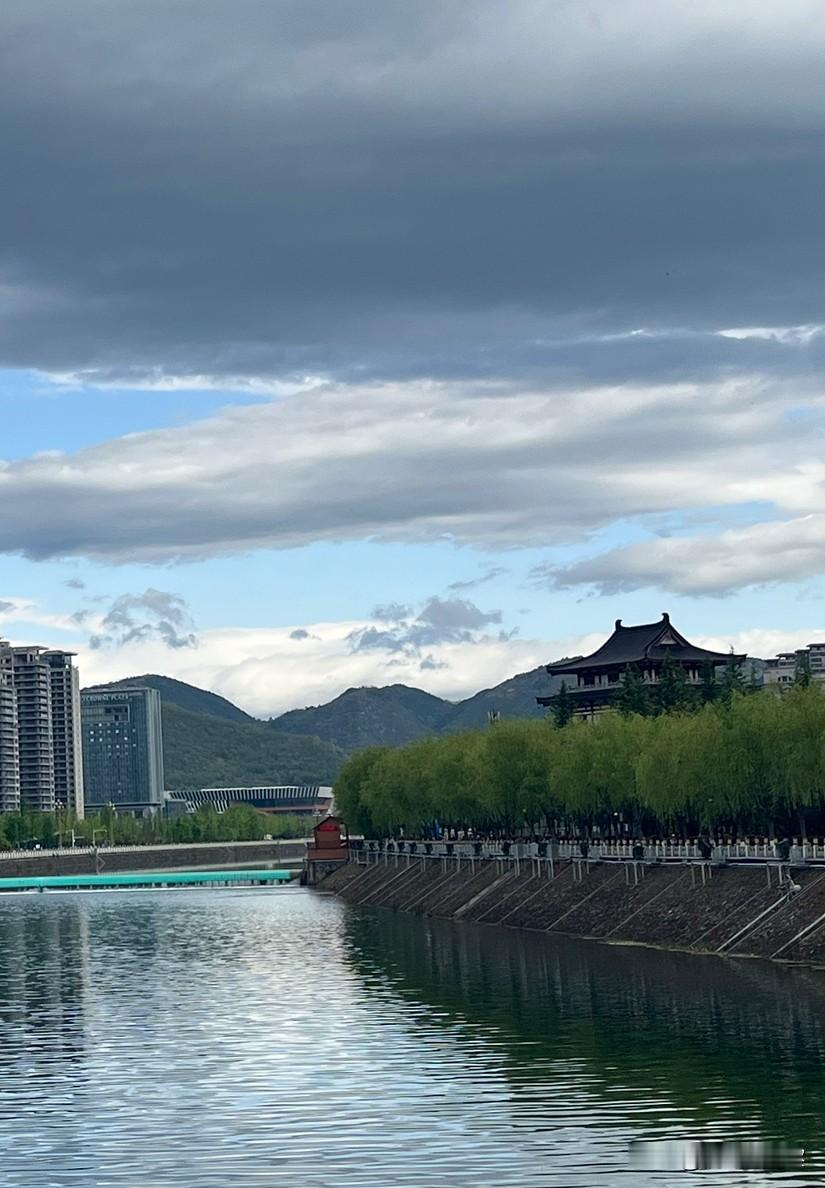 同一件事，论公与论私，态度迥异，这是当今世界文明的局限性。
      如果说，