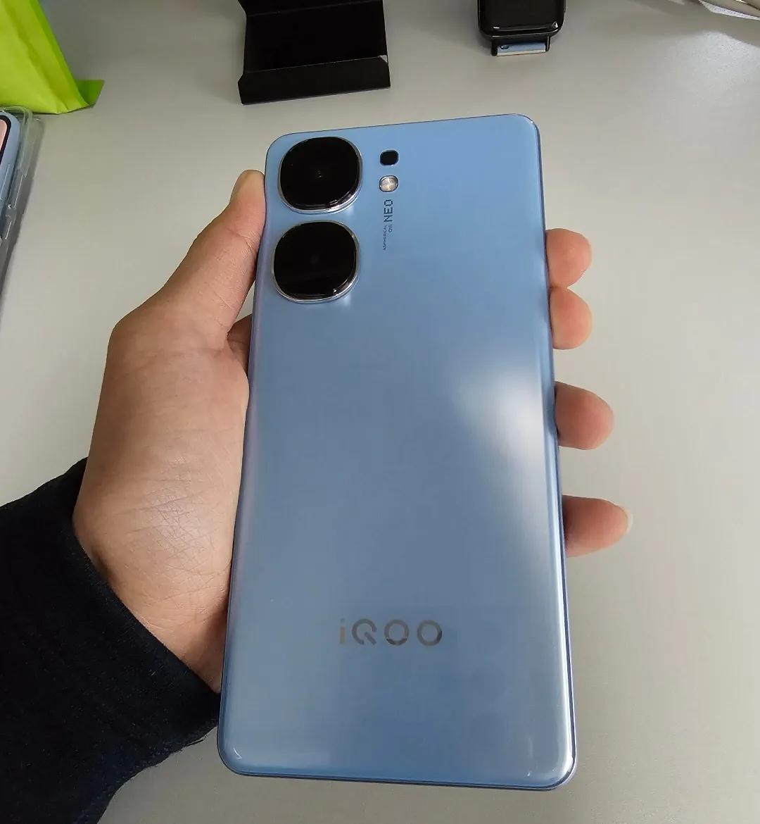 对于我个人来说，骁龙8+和8gen3的差距体验不出来，USB3.0和USB4.0