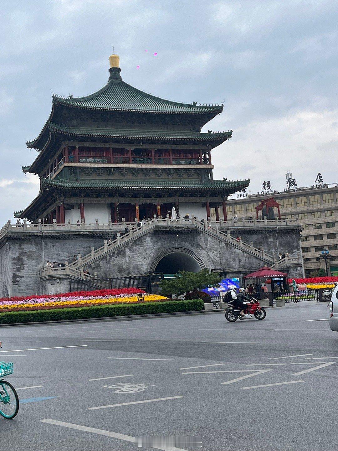  西安钟楼：八百秦川十万客，千年古都独一楼。  ​​​