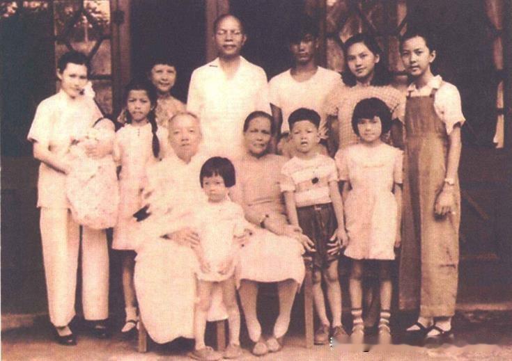 1950年夏，李济深(前排右五)和夫人周月卿(前排右三)、三夫人梁秀莲(后排右八