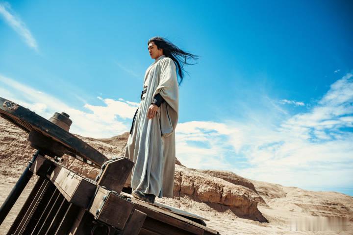 于适这个知世竖很joker 灰白长发是禁欲系神颜，红衣小丑是暗黑系妖孽，于适用颜