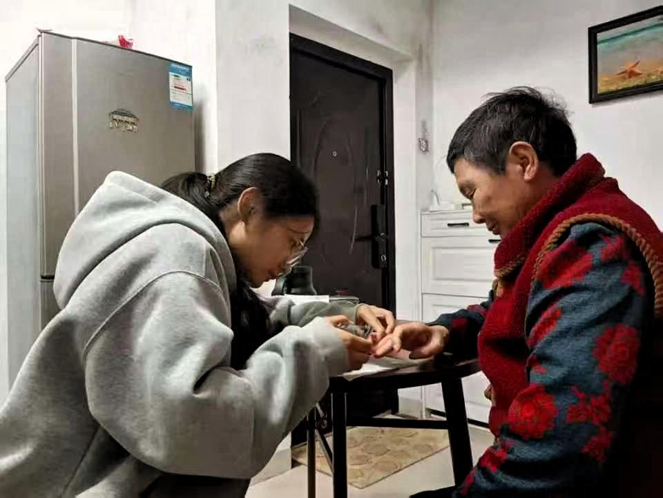 江西，一房东不仅给一大二女生免租金，每学期还倒贴3000块钱，条件只有一个，让那