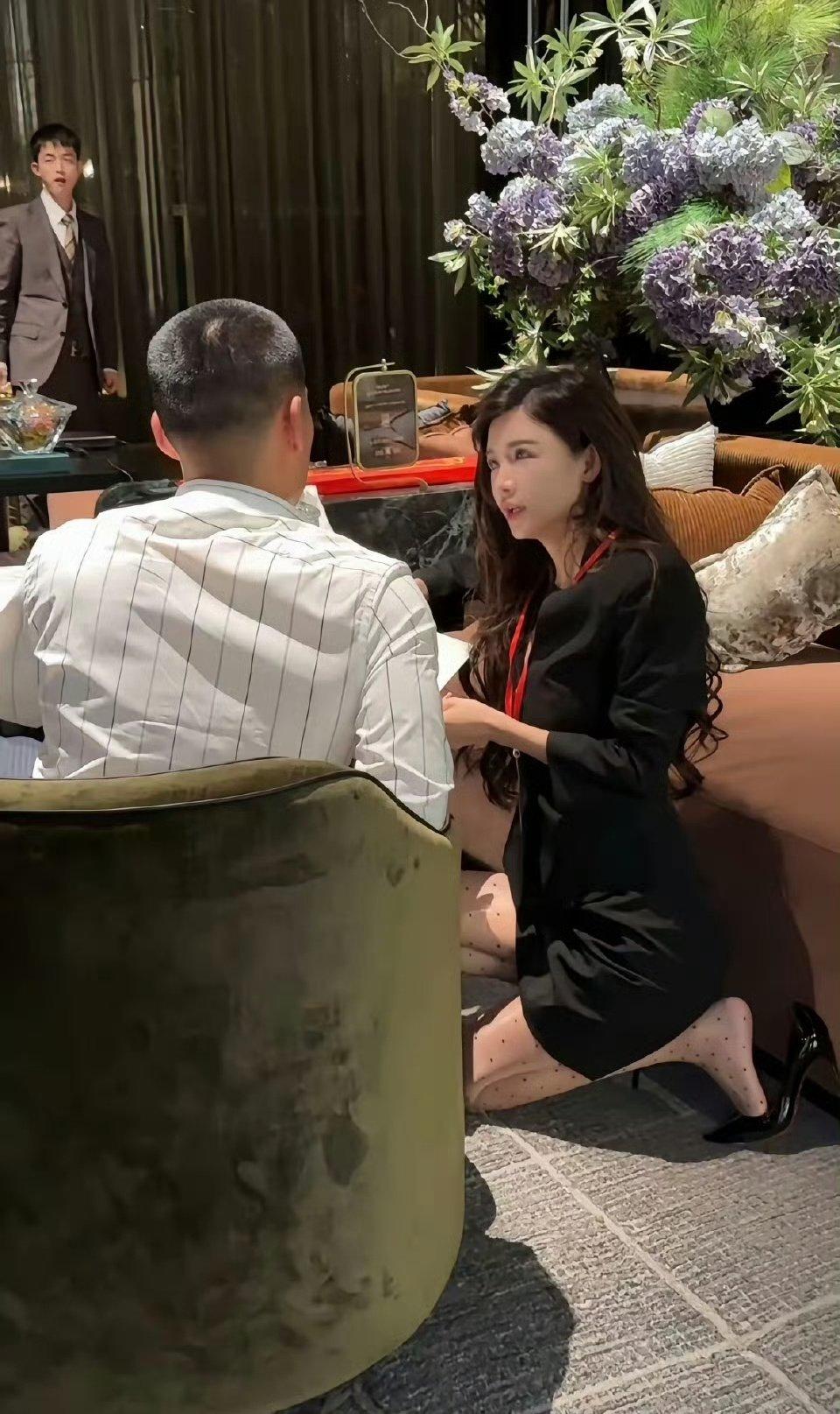 当她俯下身子，
向客户介绍产品的时候，
我就知道，这个订单被她拿下了。
这就是女