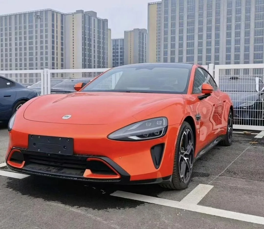 大家看到的橄榄绿和海湾蓝只不过是开胃菜
首次曝光
xiaomiSU7特别色，橙色...