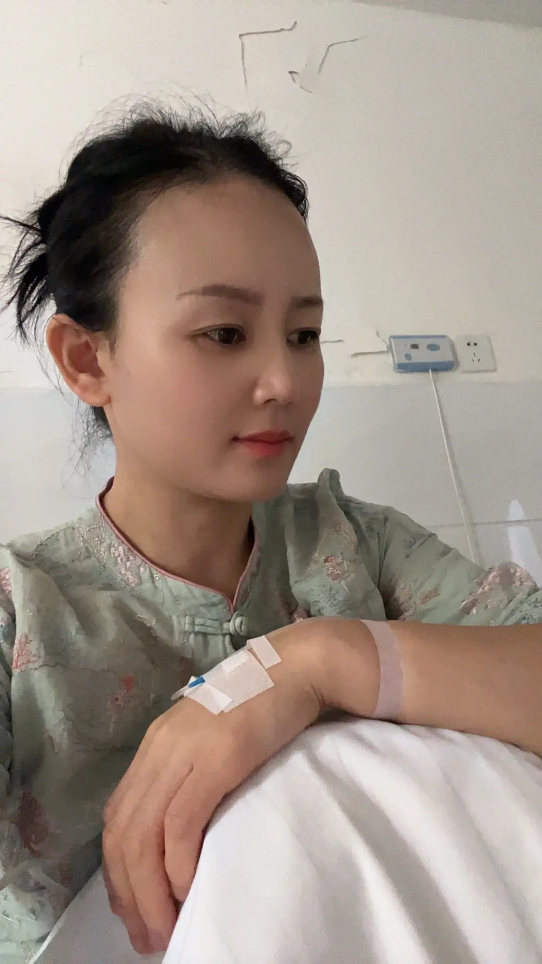 生活这趟车，有人给你递糖，有人给你泼冷水；有人把你护在身后，有人把你推...