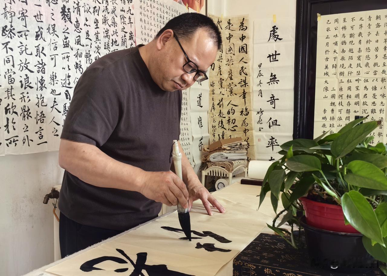 李鹏飞，甘肃甘谷人，现为甘肃省书协会员。自幼受家庭熏陶酷爱书法，勤习不缀，真草隶