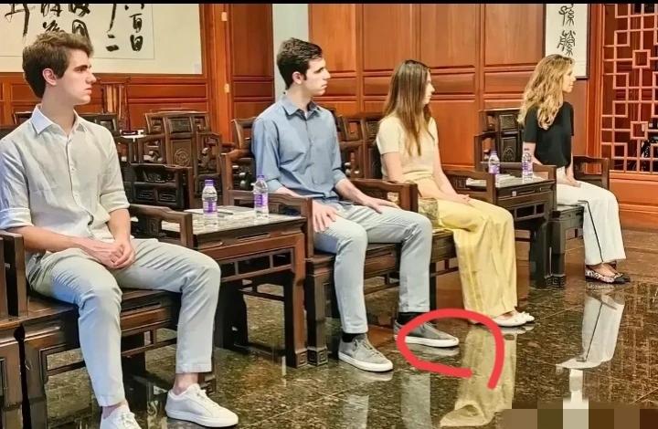 仔细看了下，
叙利亚总统儿子穿的确实是旧鞋子，
不像破了一个洞，应该是旧了磨损的