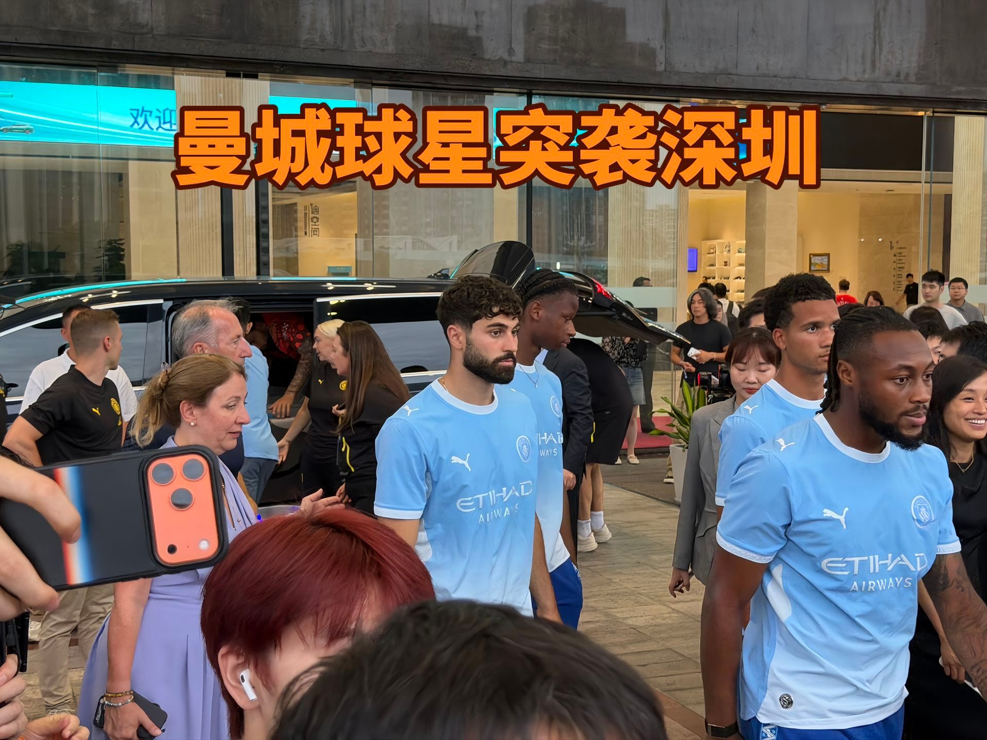 曼城球星突袭深圳。曼城球星来到深圳坪山比亚迪总部，体验仰望U9X，大唐，还看了仰