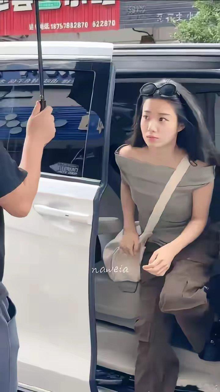 #卢昱晓生图被审判#卢昱晓被审判了！说她太不修边幅，身为女明星一点都不精致，衣服