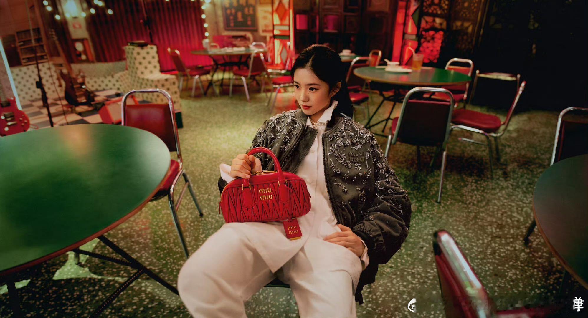 刘浩存新年红衣造型  刘浩存红衣新年大片 小伙伴们，刘浩存《新年红衣造型》的表现