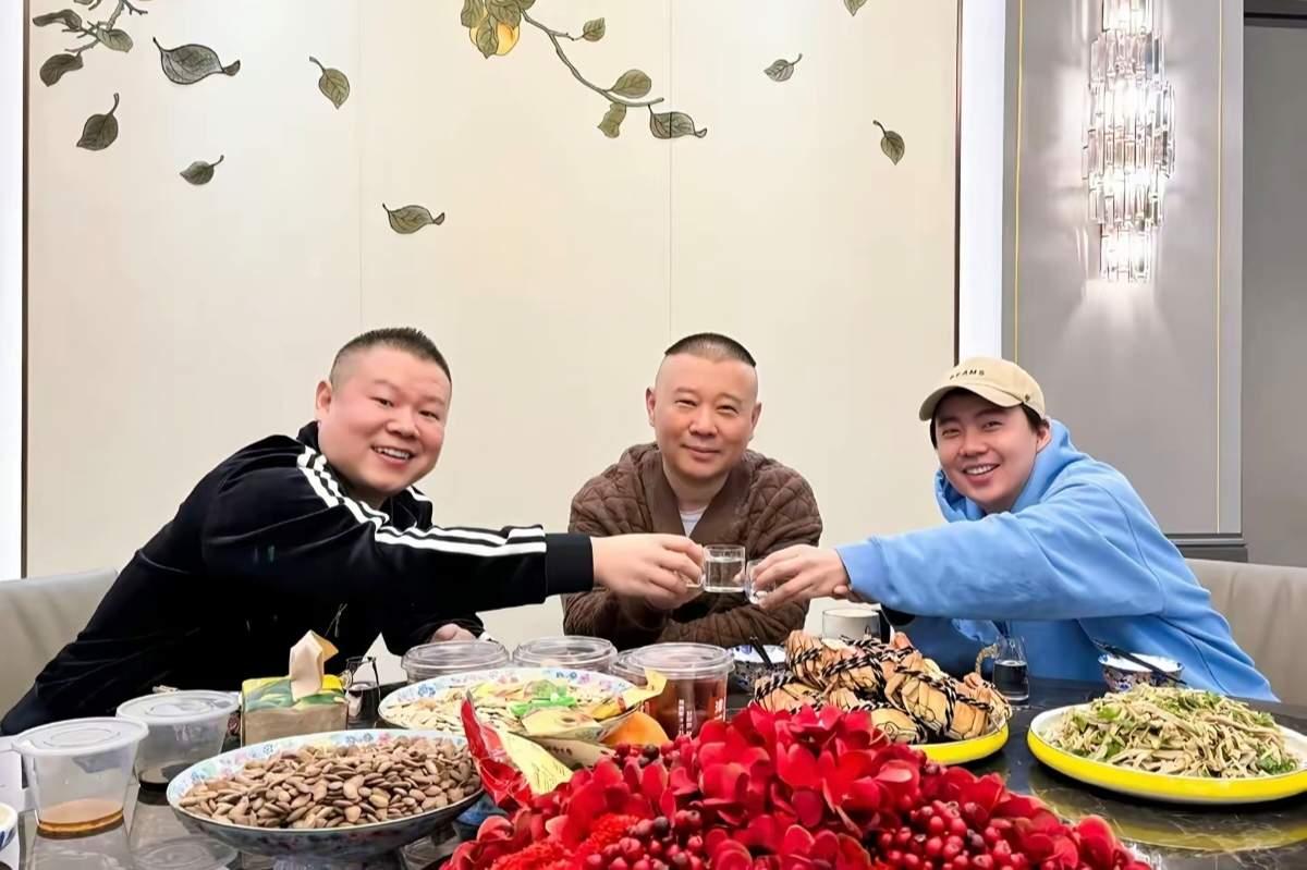 按说德云班主郭德纲也是一个五十岁的人了，却不老。昨日德云社郭德纲与两大“爱子”年