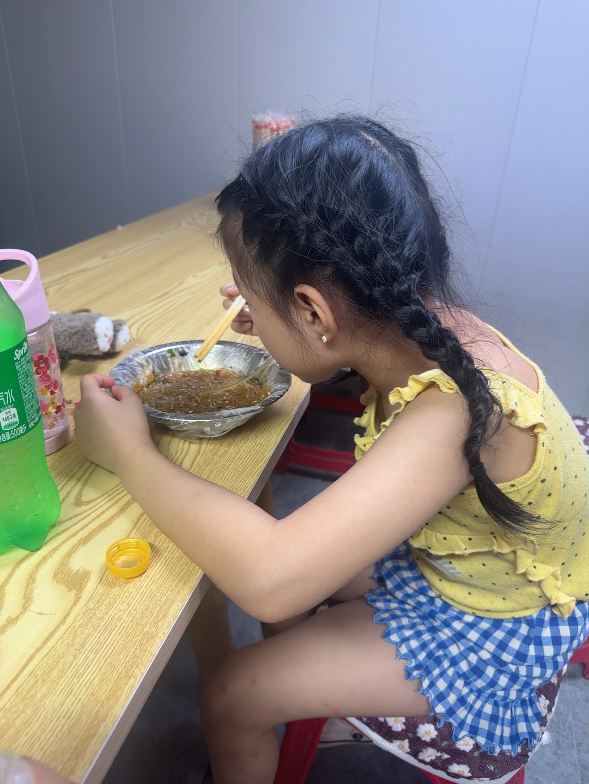 为了不让孩子在家看电视玩ipad 拉着她出来陪我吃热量炸弹 然后我陪她逛精品店我