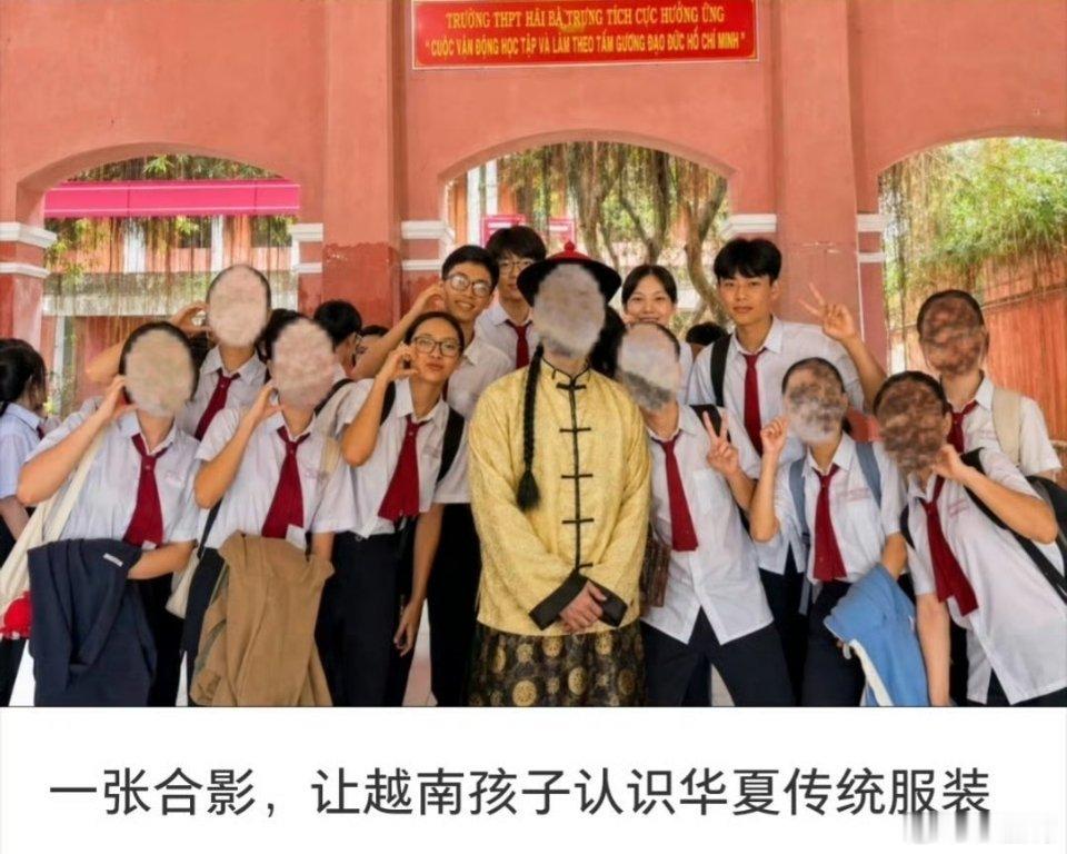 这也算是华夏传统服装？不许悼清