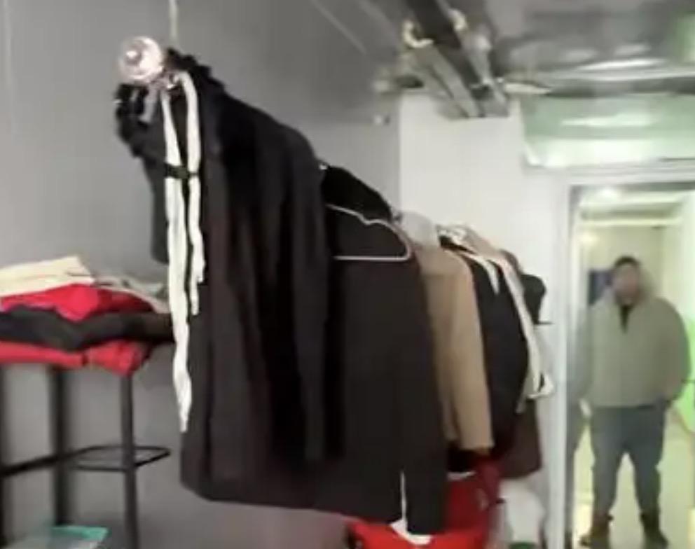 邻居想要侵占走廊的事我是见过不少，可把公共的走廊改成自家的厨房与厕所的，我还真就