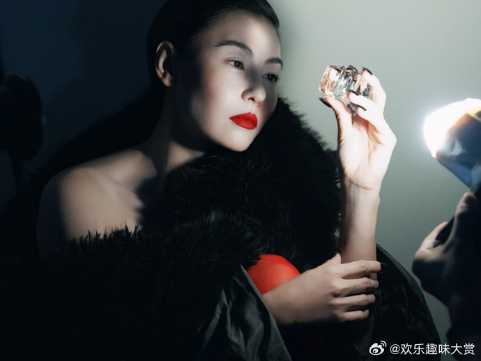 张柏芝全新杂志封面果然时尚的尽头是红唇，张柏芝这组大片把高级感玩明白了，红唇一涂
