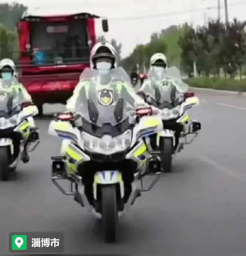 看看淄博对夏季抢收小麦做得多好！不只是不设置交通障碍，交警还给收割机开路，淄博的