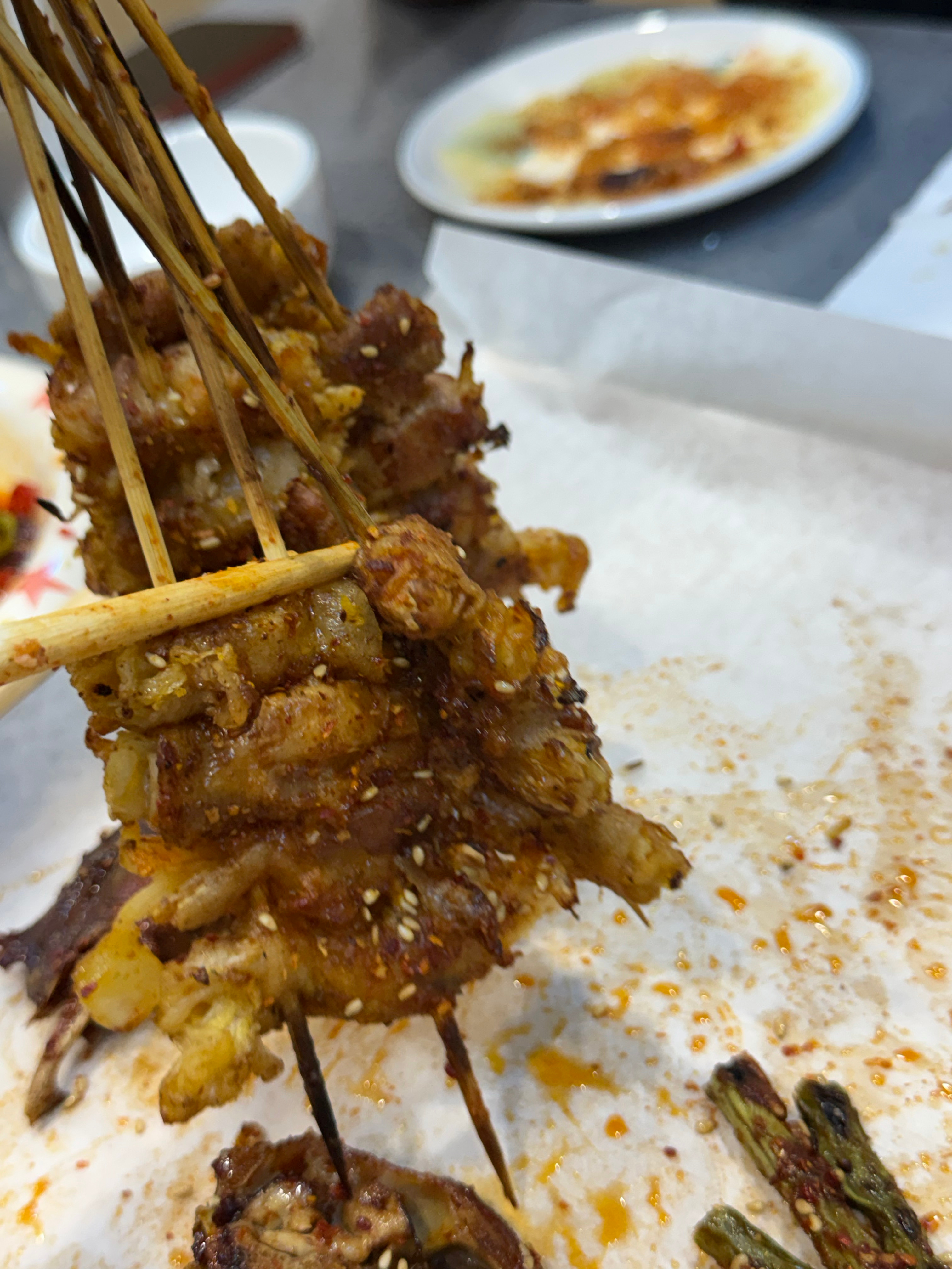 还得是厚的朋友能带我发掘吃好吃的，这烧烤，糖醋水，蒜水，糖醋鸡头，肉筋，能吃饭真