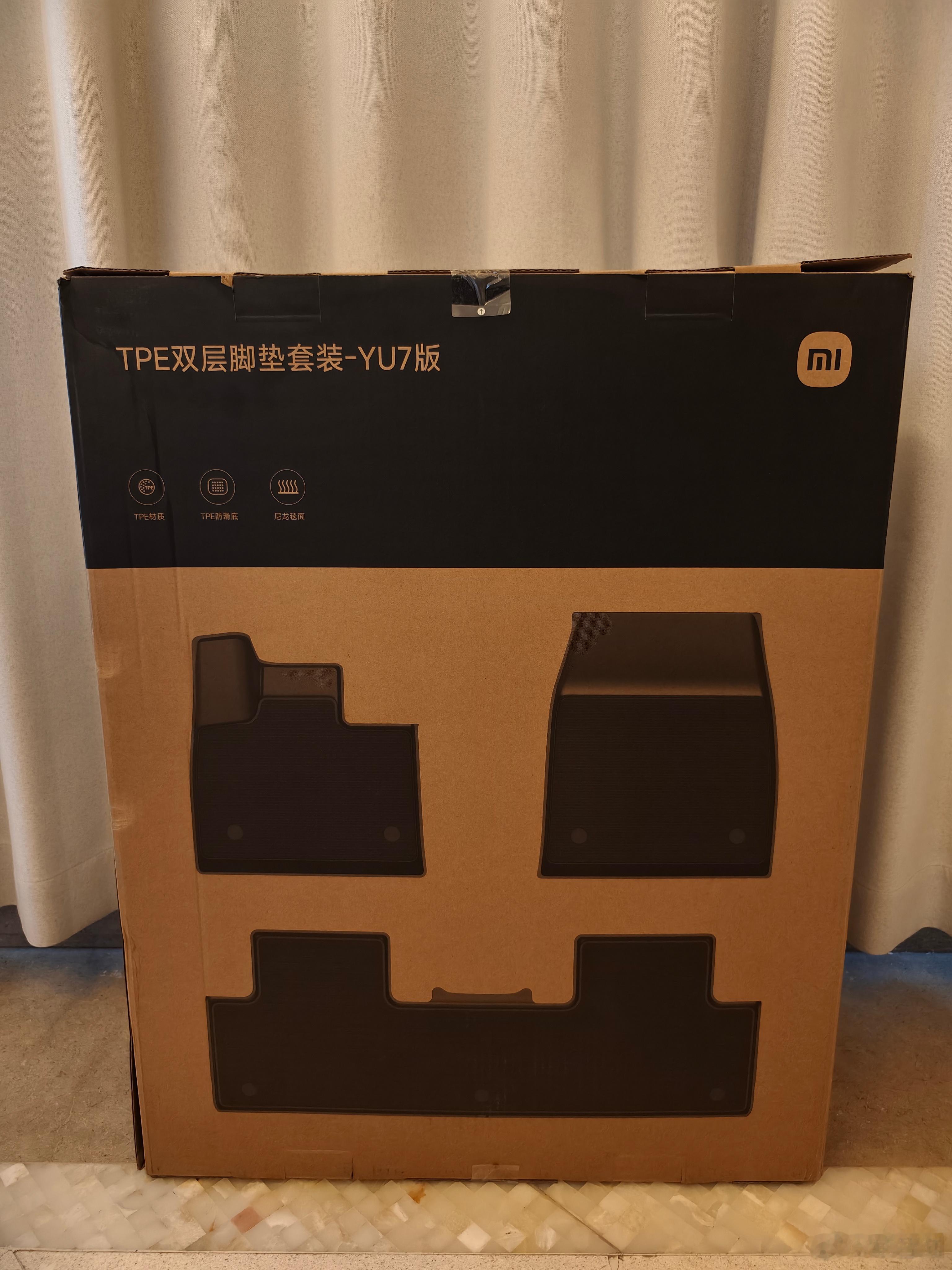 小米商城发货速度一如既往的快啊。PS 这次的准现车，本来我首选的钛银色只配橙色内