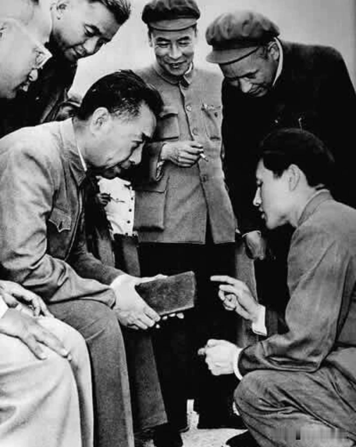 【周总理历史上的今天——6月21日】
1962年6月21日，周恩来总理赴石油化工