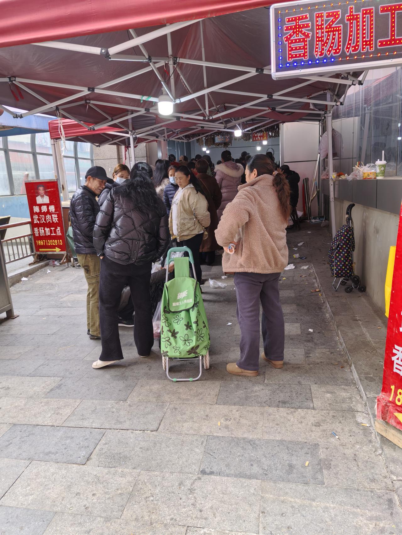 看看，每年的这个时候，这里就排了老长的队，每个人自己买好新鲜猪肉，拿到这里来加工