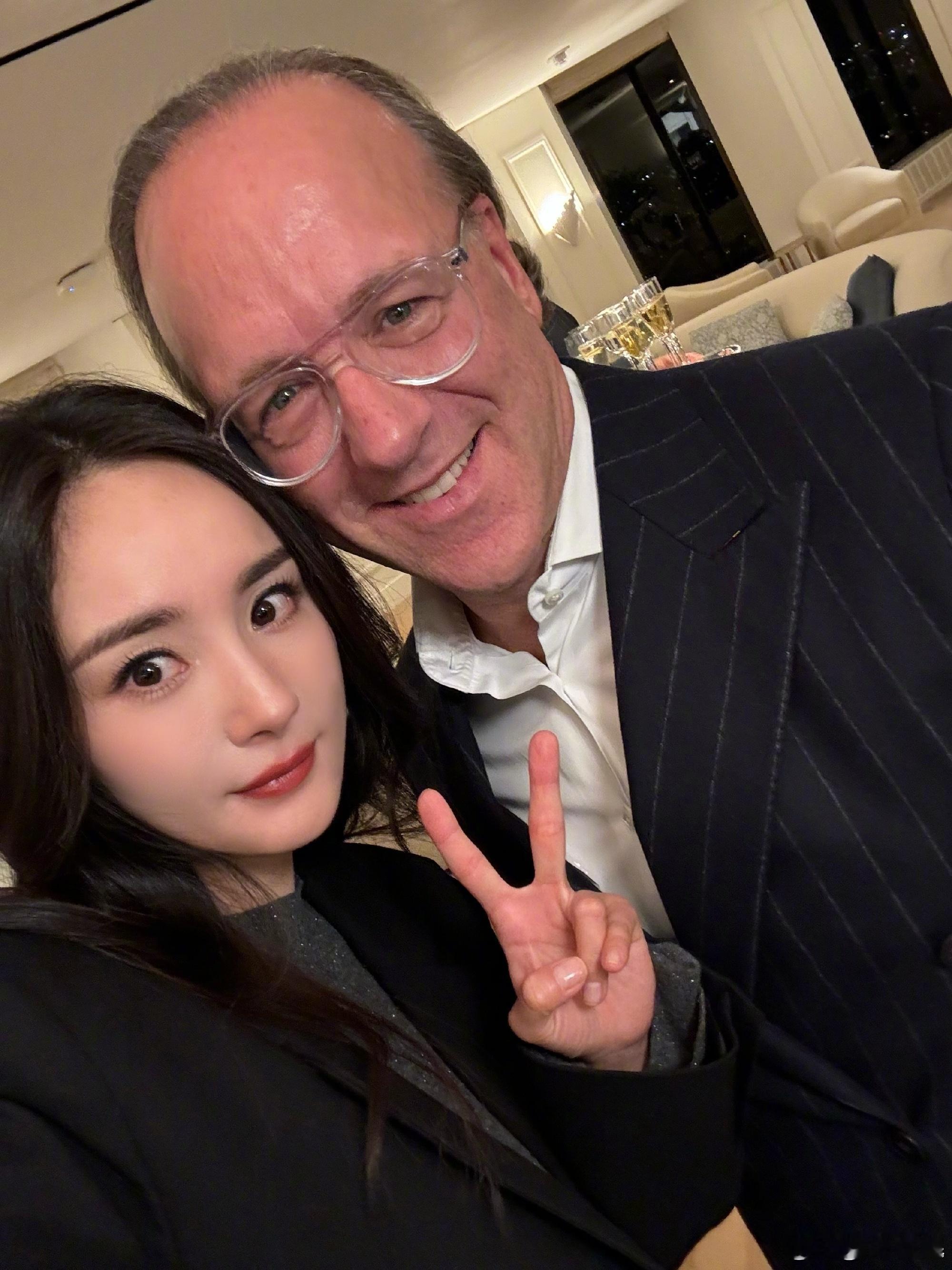 杨幂纽约回国  杨幂晒和品牌总裁合照  杨幂纽约回国欢迎幂幂回家！还晒了和品牌总