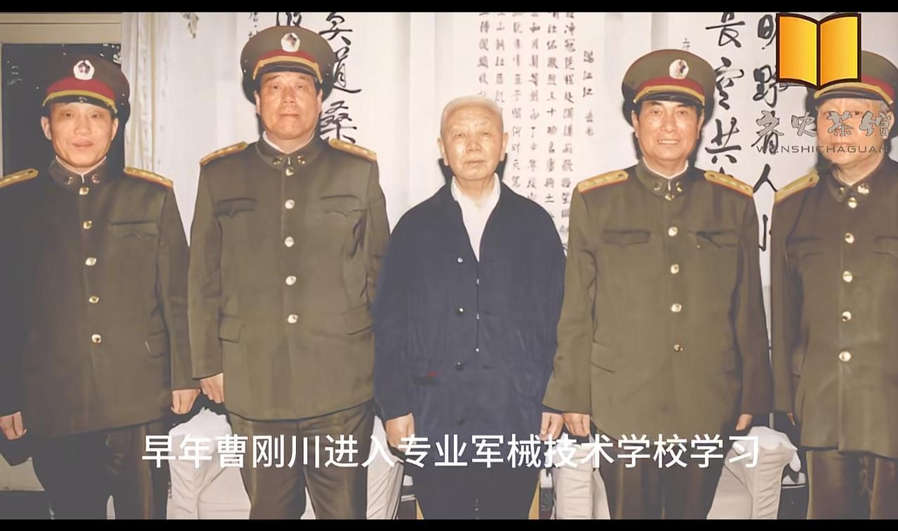 张万年，傅全有等一众将军站在两边，站在C位的老人，气质不凡，他是谁？