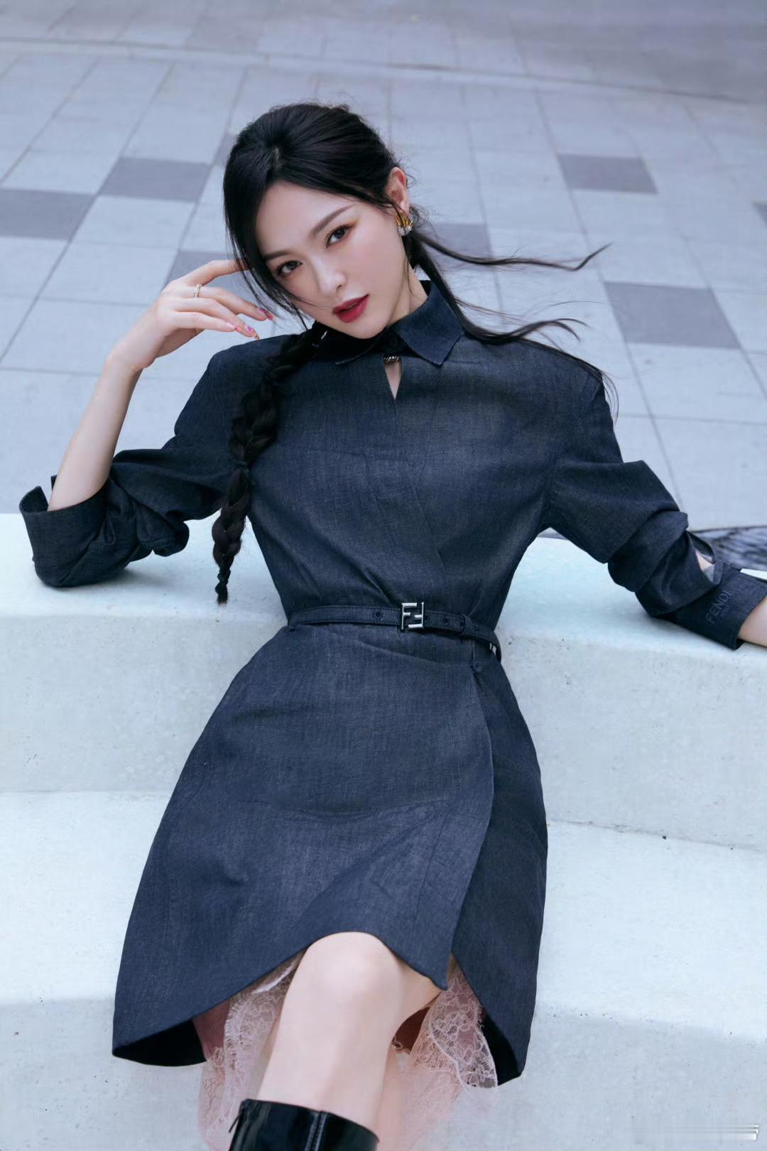 原来里面还穿了条裙子，不热吗糖糖？外面裙子脱了再拍一组照片！芬迪25秋冬最新季你