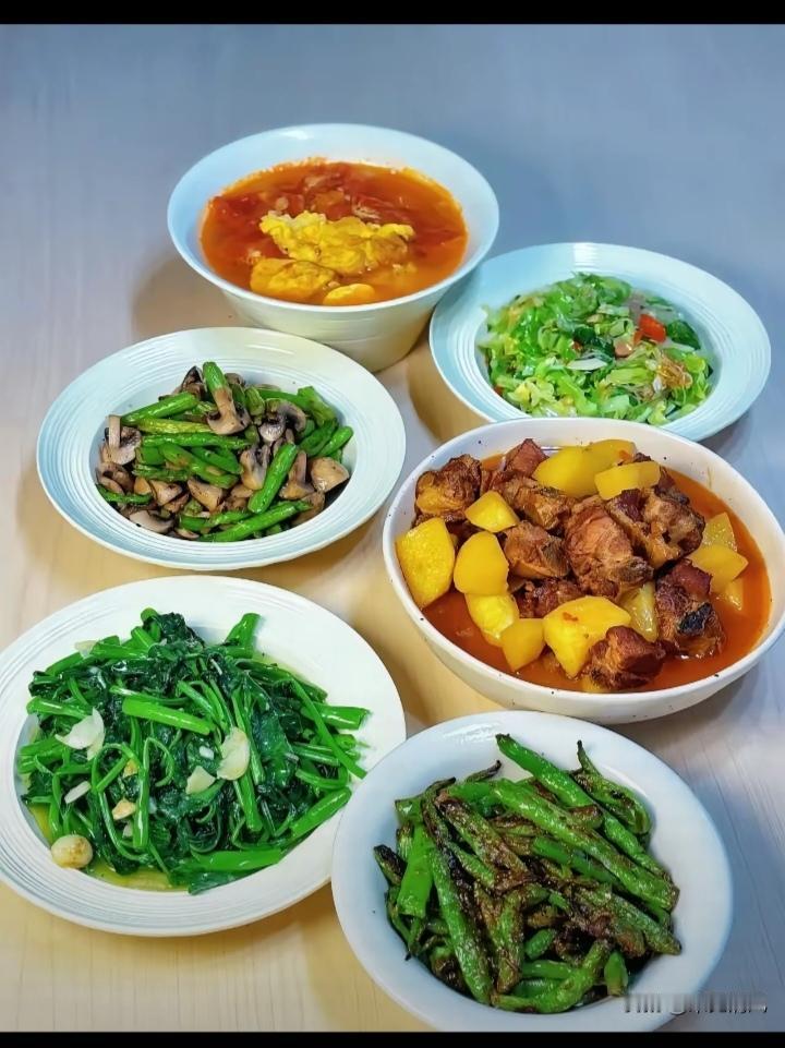 昨天我家饭桌差点掀了。

儿媳妇端上最后一碗汤，在围裙上擦了擦手，没有坐下，对着