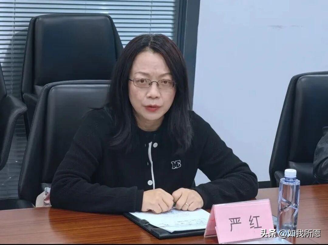 你说气人不气人！
一边是明星换个发型
都能在热搜上挂三天，另一边，咱们国家航空发