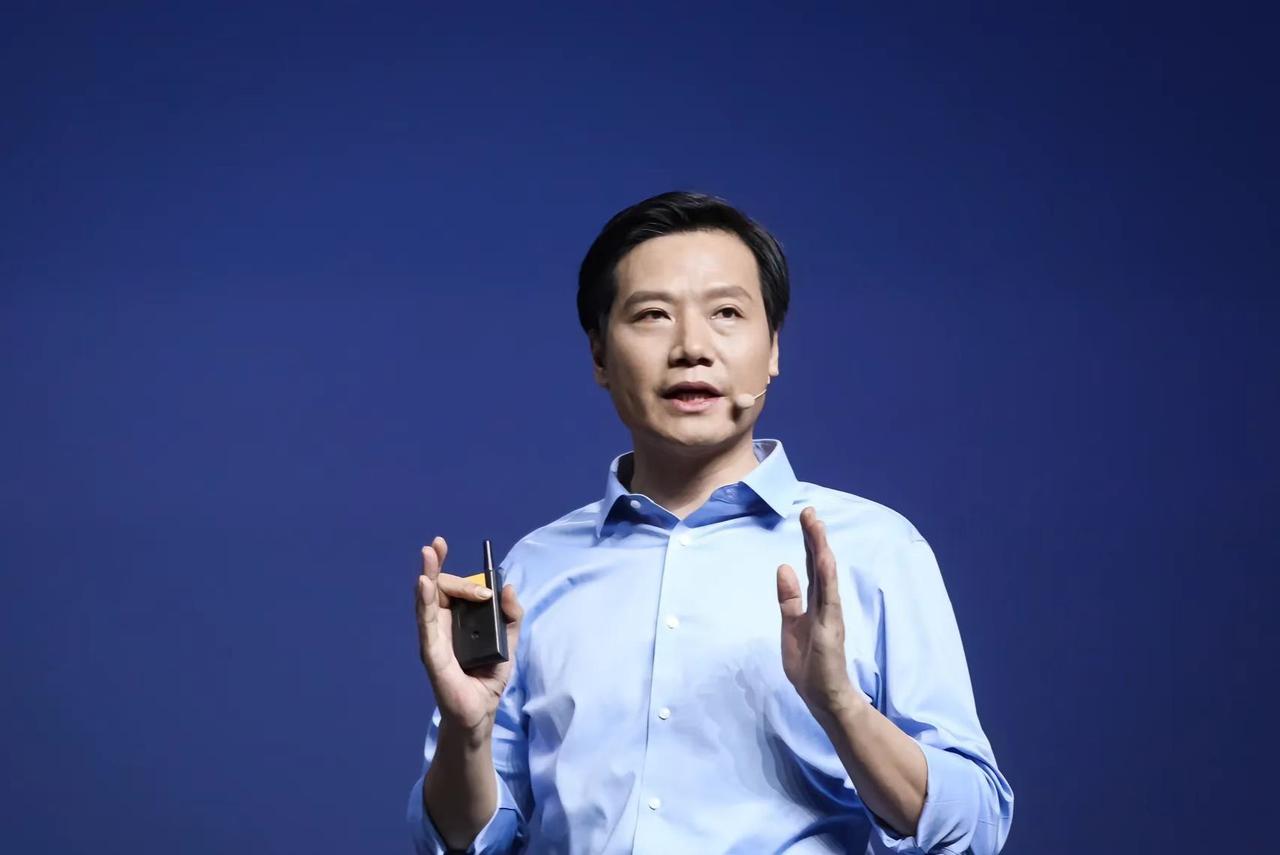 2017年，主持人十分好奇地问雷军:“为什么小米公司的员工从不想着辞职？”雷军一