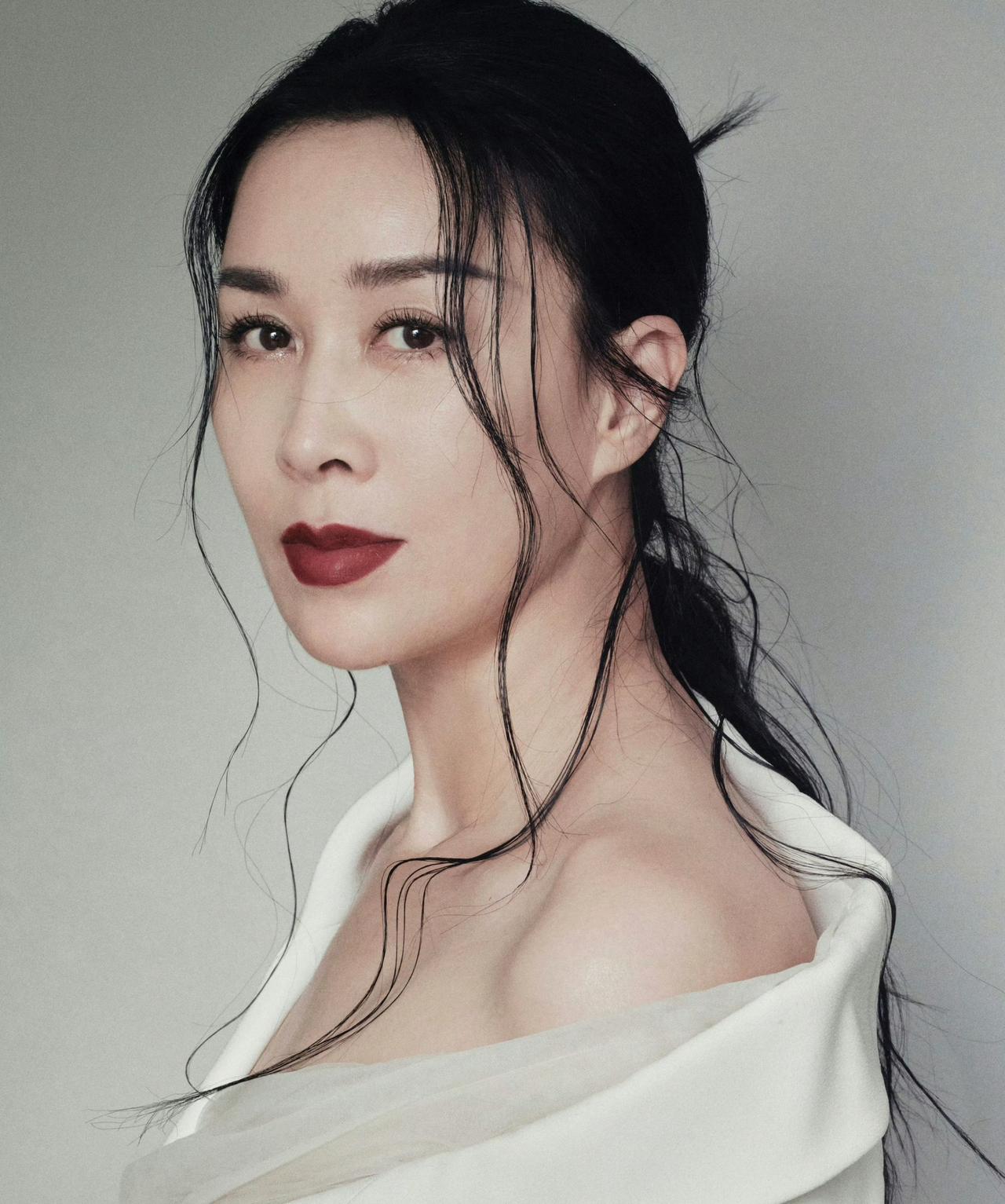 昨晚卡地亚晚宴，那英一身白色西装湿发造型太突破了，加上高级珠宝简直不敢相信这是大