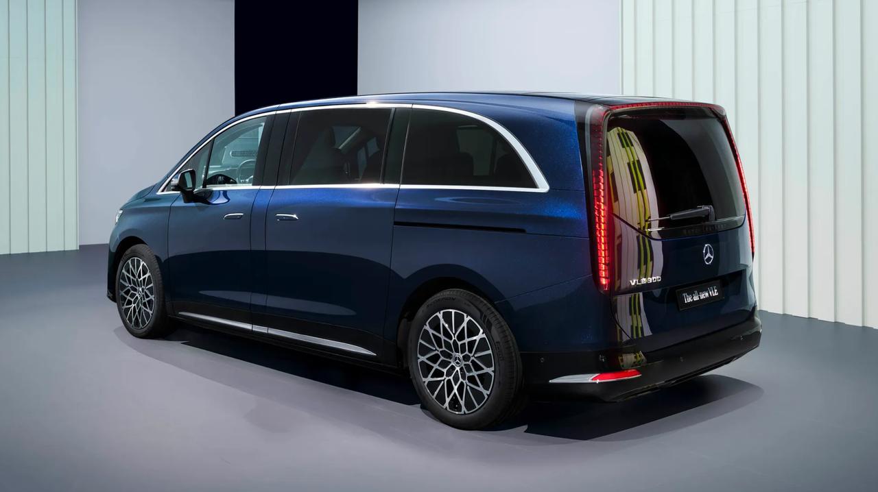 自主品牌在内饰设计上似乎引领了全球汽车设计方向
全新奔驰VLE，一款采用800V