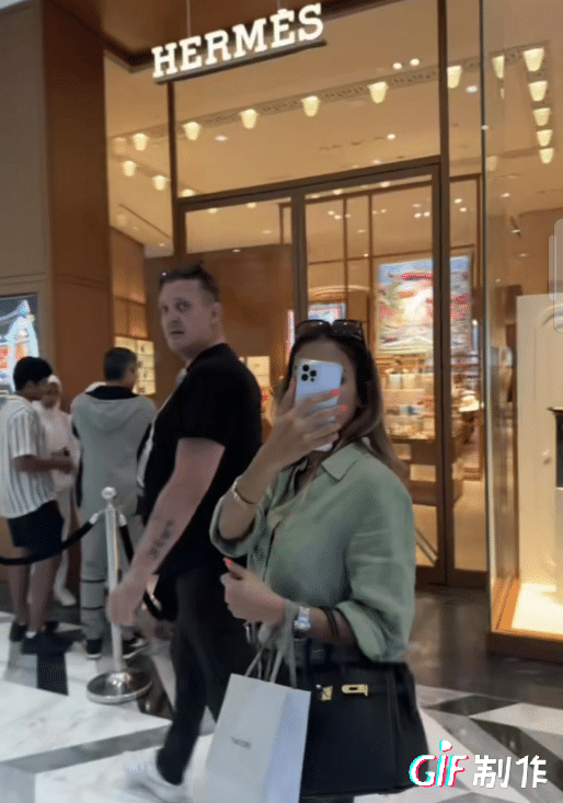 不要企图惹怒中国女人。
一姐妹在泰国带着老妈和孩子游玩被一老外撞了，对方不仅不道