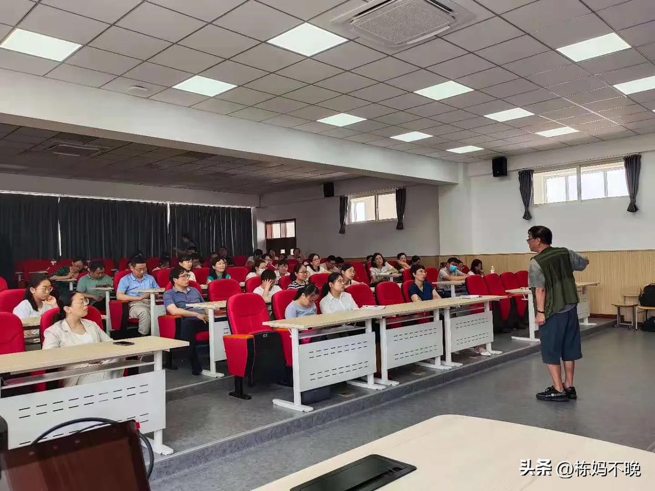你看到了什么
一个农民工站在讲台上
更像一个金桥轮上的走私代工

他曾经穿着拖鞋
