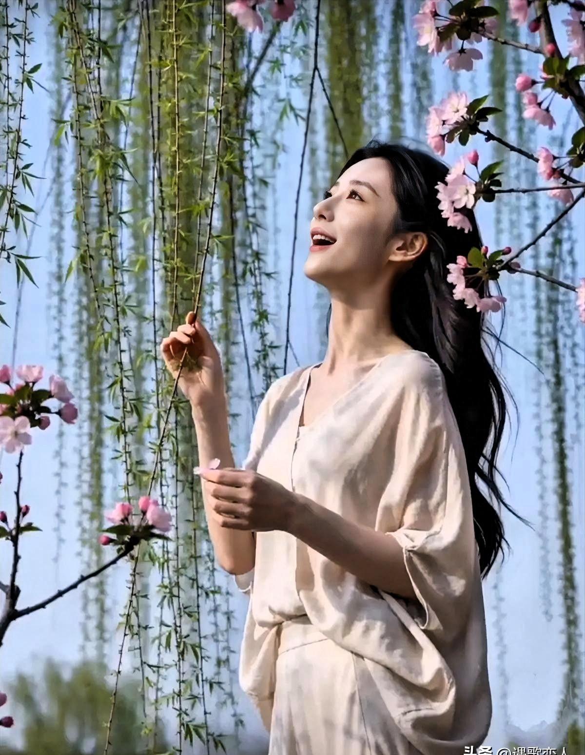 71岁赵雅芝的腰比你还直，秘诀就三个字：别花钱。
她把洗米水当精华液拍脸，热水泡