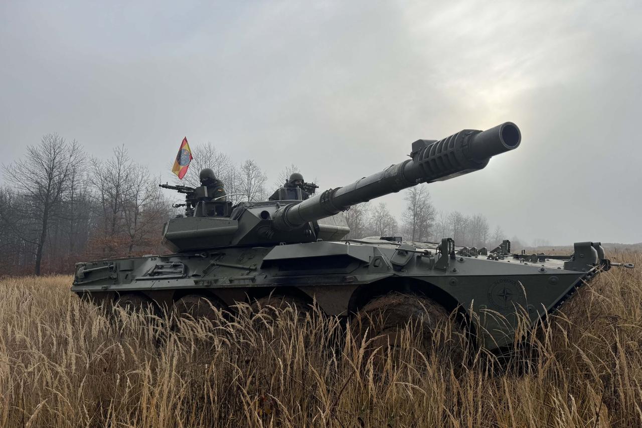 西班牙半人马座B1 /VRCC-105/在斯洛伐克的军事训练区。北约在斯洛伐克的