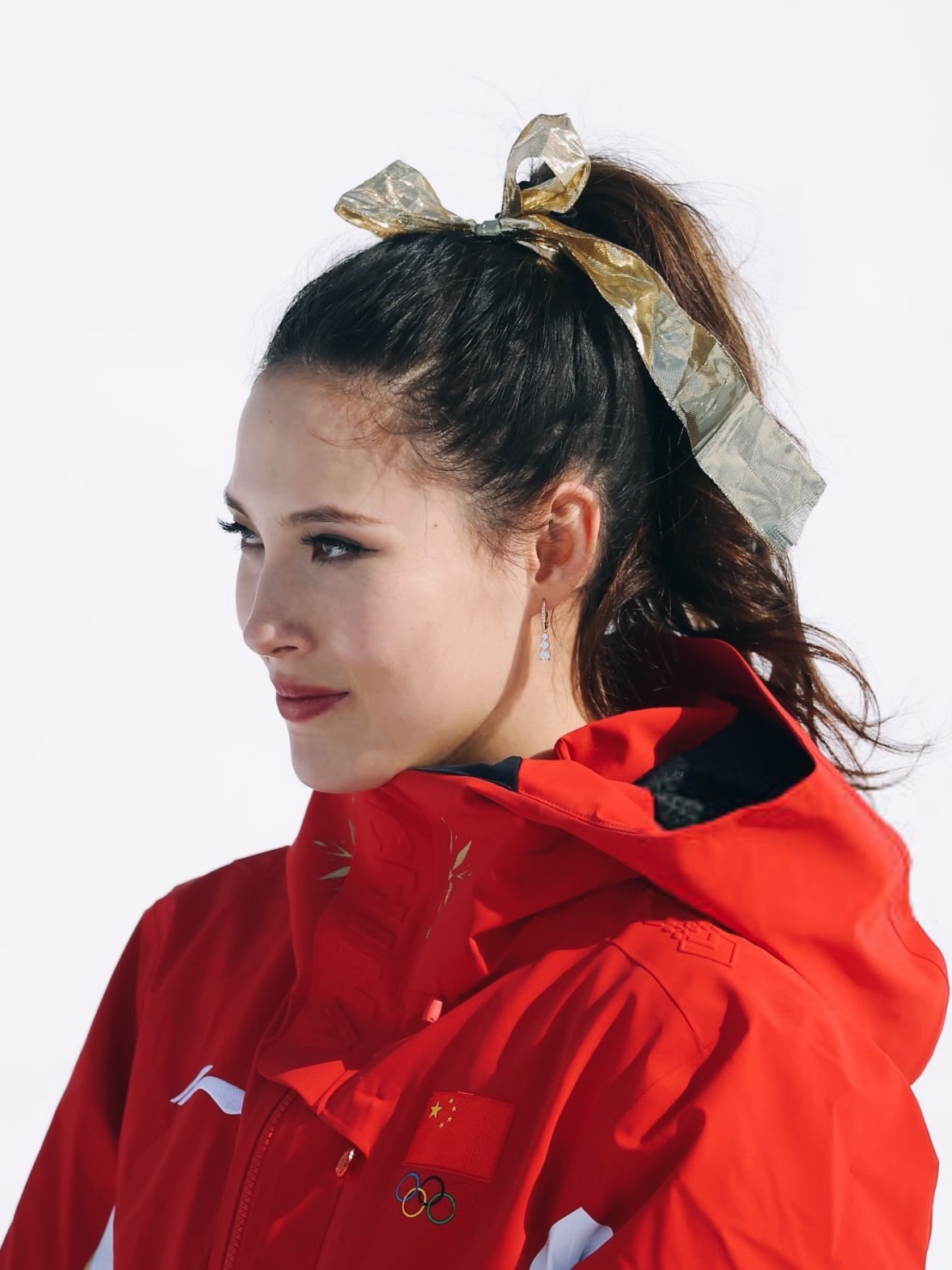 #谷爱凌领奖造型好美##谷爱凌金色发带#恭喜谷爱凌获得米兰冬奥会自由式滑雪女子U