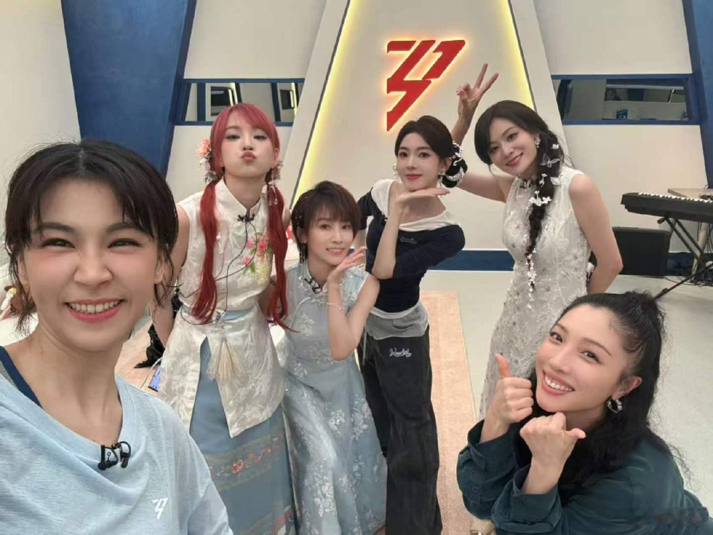 浪姐四公排名乘风2026前两名队伍全员安全，在四公舞台上交出亮眼成绩单。 