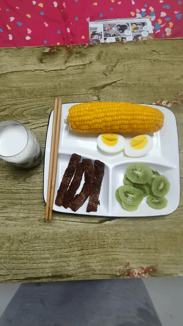 我的晚餐和早餐太简单，只是少了一只一两的酒杯，喝上自己炮制的人参枸杞酒，这也许会