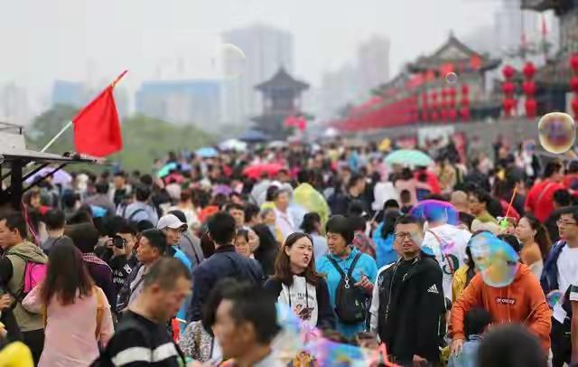 旅游带来的是给当地全面消费，而不单单只是门票这一点钱。游客到一个城市旅游，首要的