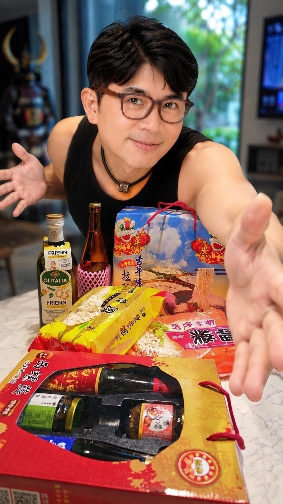 今天中午,管理員按了門鈴,遞上兩大袋伴手禮,隨後又收到 朱淑惠  老師的訊息,才