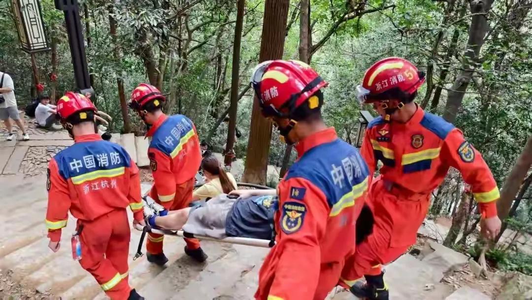 杭州一天4人因中暑被困山中
台风过后，杭州回归高温模式，周末气温最高36℃。8月