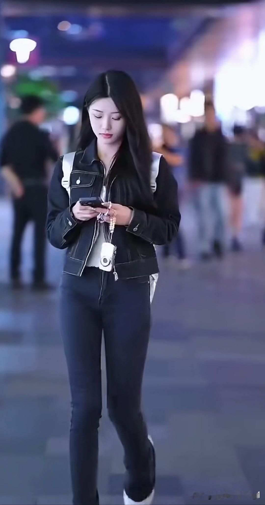 都市的夜色像一块巨大的幕布，时尚少女是幕布下灵动的精灵。
有的少女身着剪裁利落的