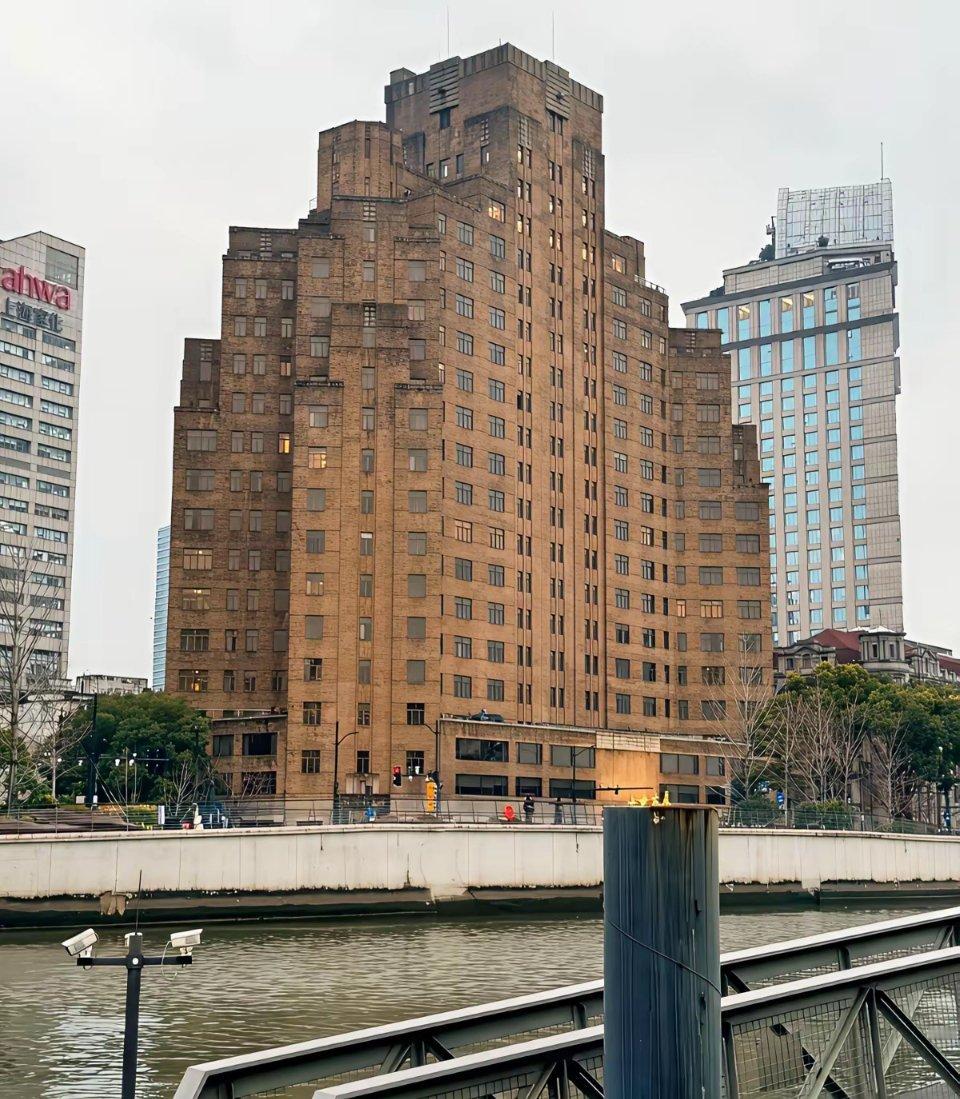 上海这栋楼怎么感觉脏脏的 